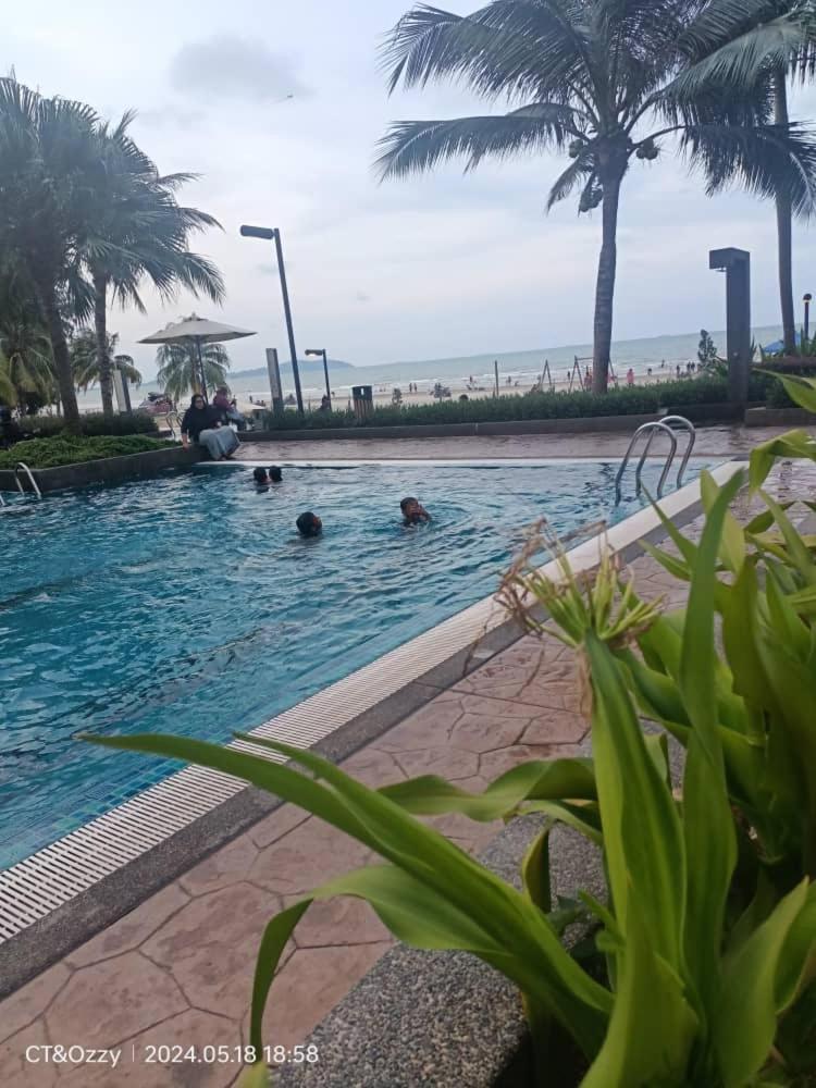 Timurbay Seafront Residence By Ozzy Azizi Kuantan Kültér fotó